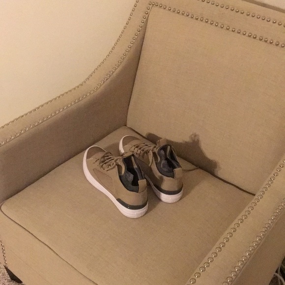 Converse - Picture 2 of 2